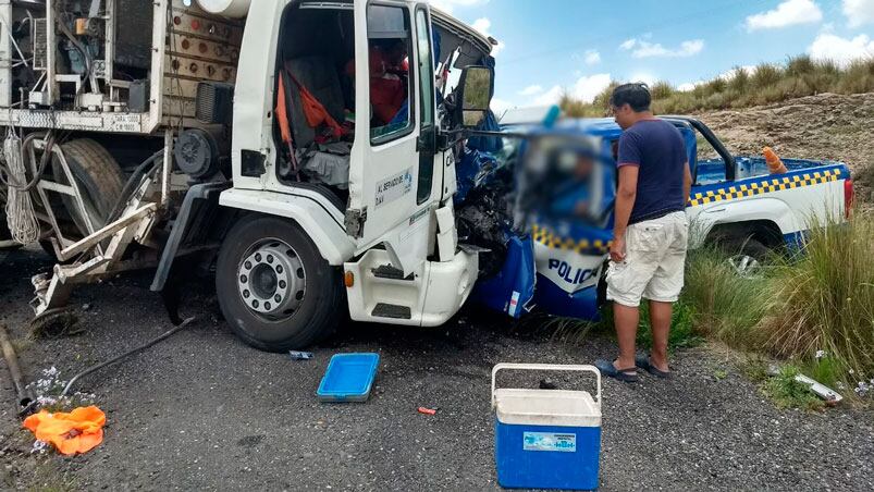 El terrible impacto destruyó casi por completo la camioneta.