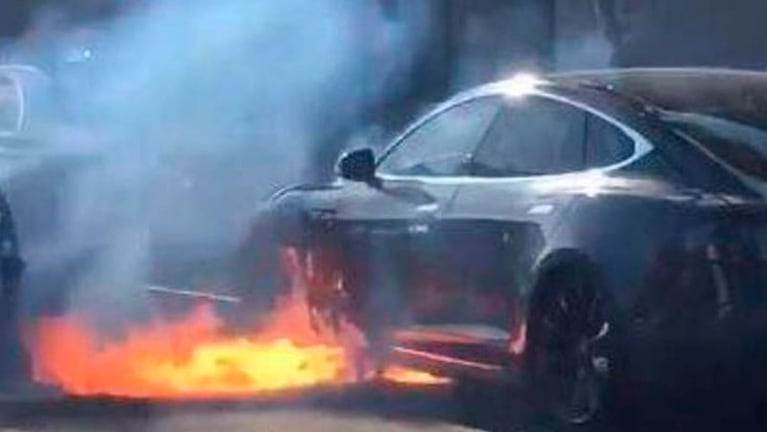 El Tesla quedó envuelto en llamas sin motivo aparente. 