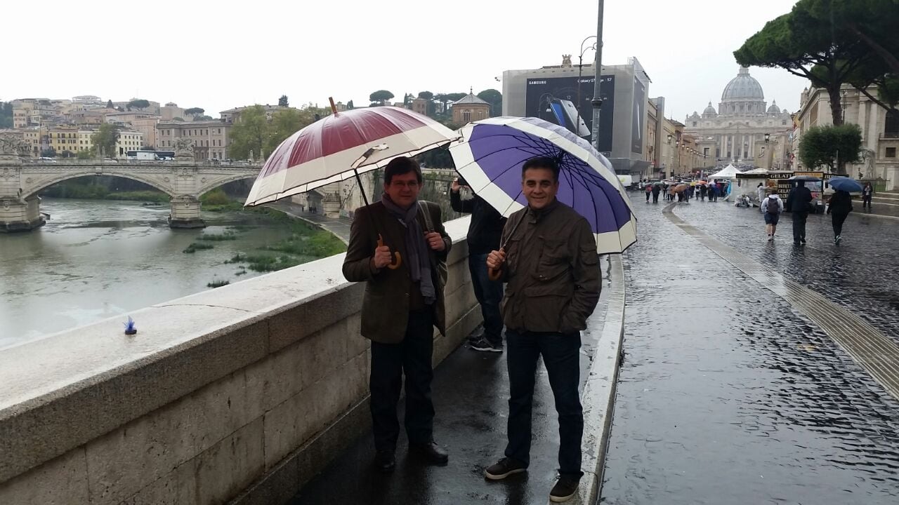 El tiempo en Roma es lluvioso, igual que en Córdoba. 