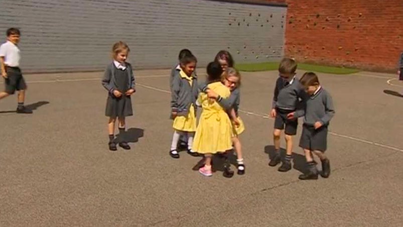 El tierno recibimiento a una niña con pierna ortopédica. Foto: BBC Midlands.