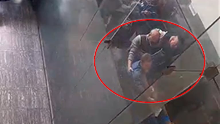 El titular de ATE y CTA Córdoba, Federico Giuliani, durante el intento de ingreso al edificio.