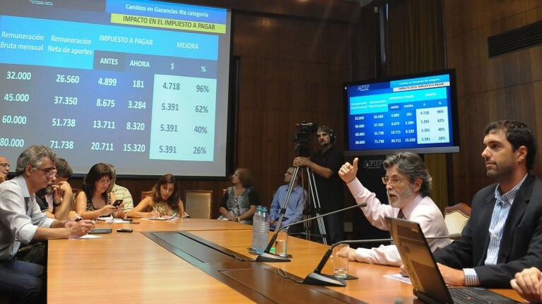 El titular de la AFIP, Alberto Abad, explicando los cambios.
