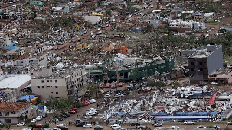 El tornado arrasó con la localidad en el sur de Brasil.
