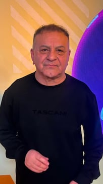 El Toro Quevedo llenó de clásicos románticos en la previa a su show junto al Rey Pelusa