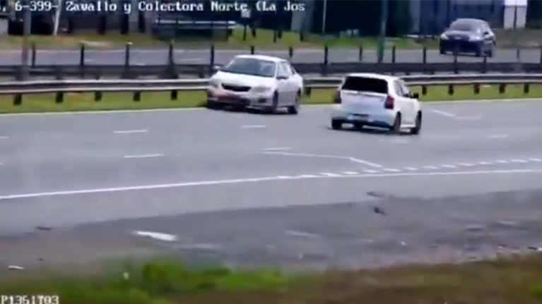 El Toyota Corolla sorprendió en plena autopista.