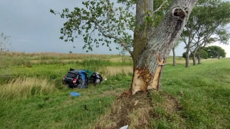 El Toyota Etios impactó a toda velocidad contra el árbol y murieron una madre y sus dos hijas. (Foto: Gentileza 0221).