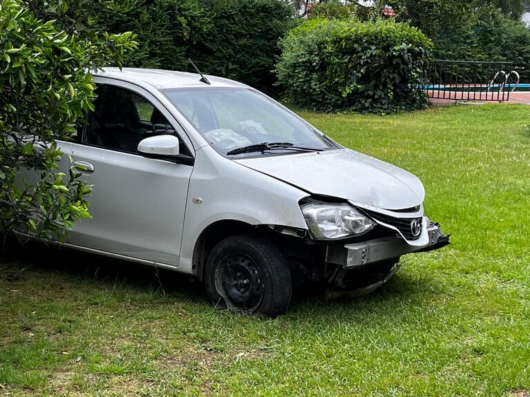 El Toyota Etios quedó incrustado en el patio de una vivienda.