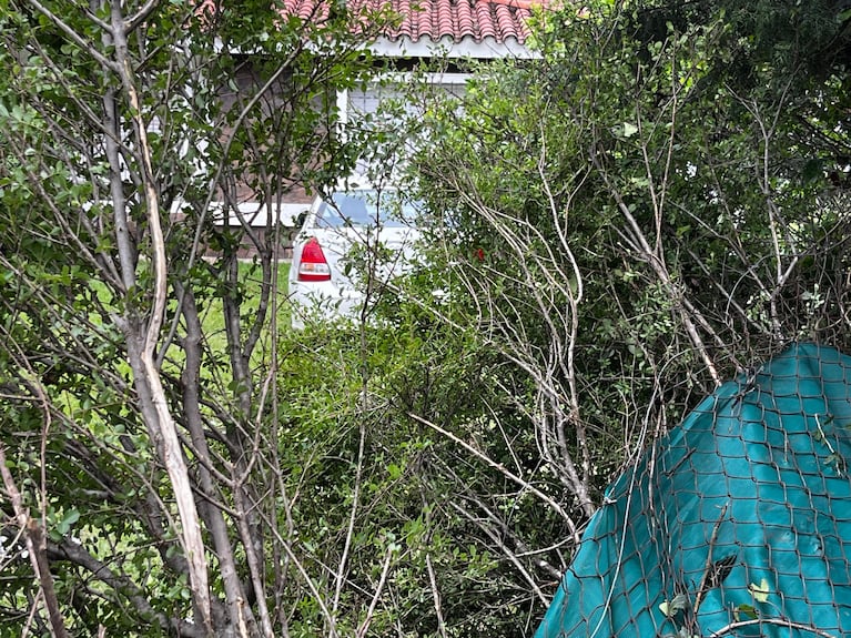 El Toyota Etios quedó incrustado en el patio de una vivienda.