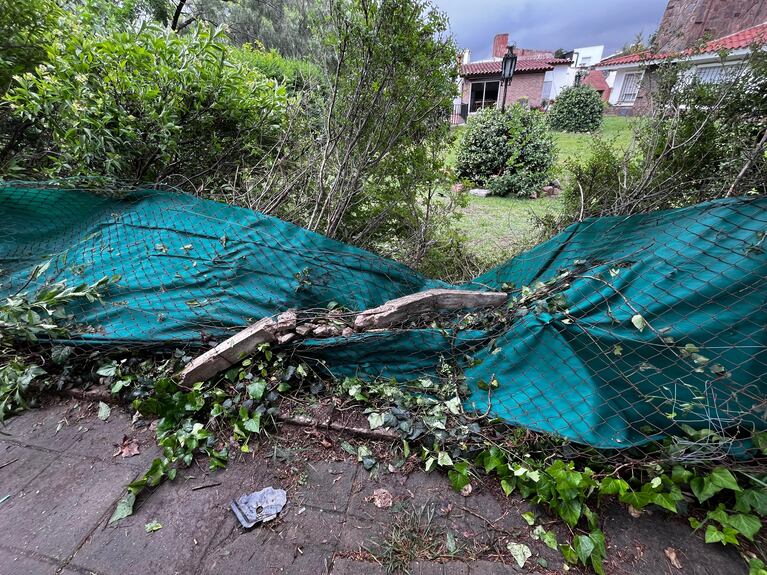 El Toyota Etios quedó incrustado en el patio de una vivienda.