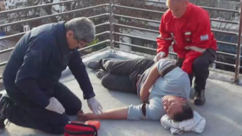 El trabajador quedó tendido en el balcón del tercer piso donde trabajaba.