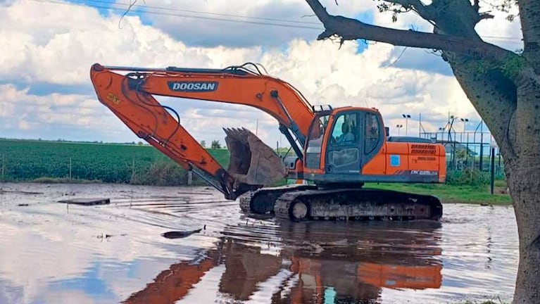El trabajo de las maquinarias para drenar el agua tras la lluvia en Colonia Marina.