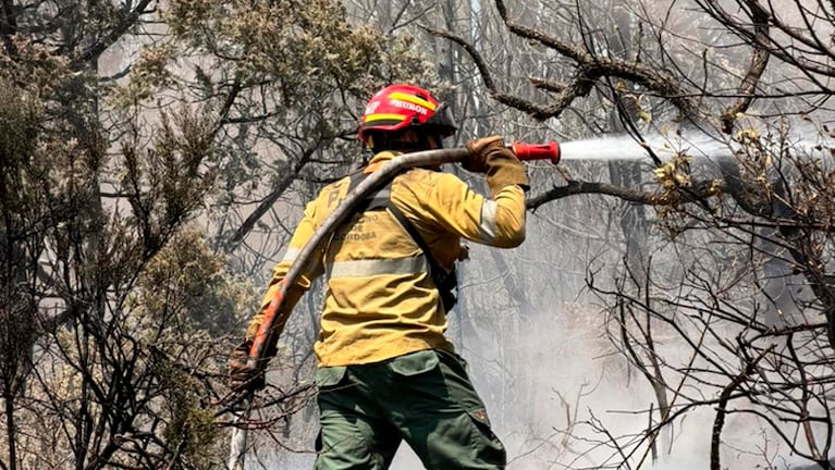 El trabajo de los bomberos de Córdoba en el incendio en Chubut.