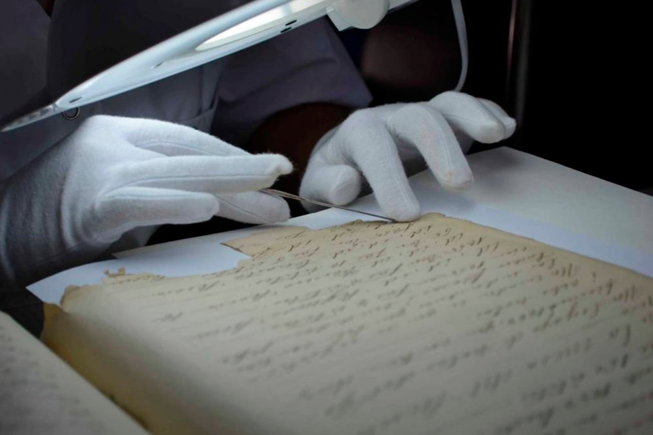 El trabajo del archivero consiste en reunir, conservar y resguardar para el acceso público documentos históricos.