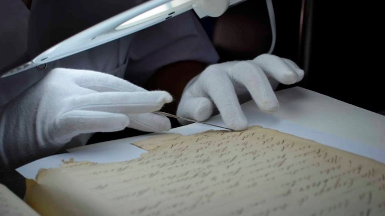 El trabajo del archivero consiste en reunir, conservar y resguardar para el acceso público documentos históricos.