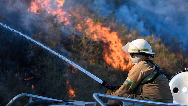 El trabajo incansable de los bomberos. Foto: Lucio Casalla / ElDoce.tv