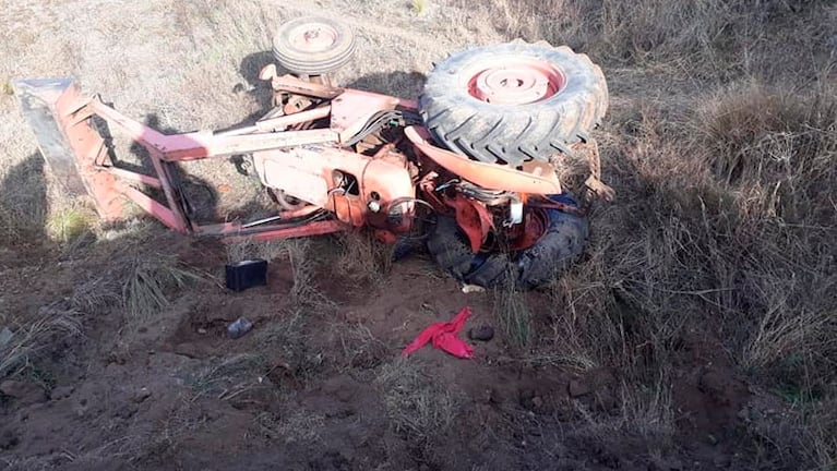 El tractor pala cayó a un zanjón con el conductor a bordo.