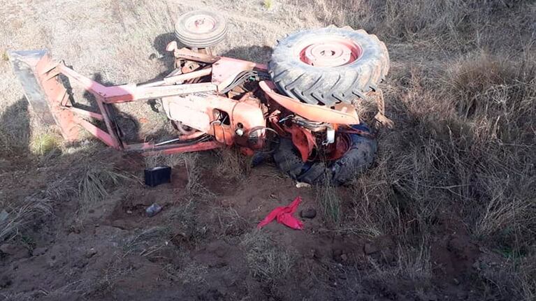 El tractor pala cayó a un zanjón con el conductor a bordo.