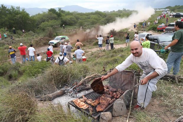 El tradicional asado, compañero del Dakar. Foto: EFE