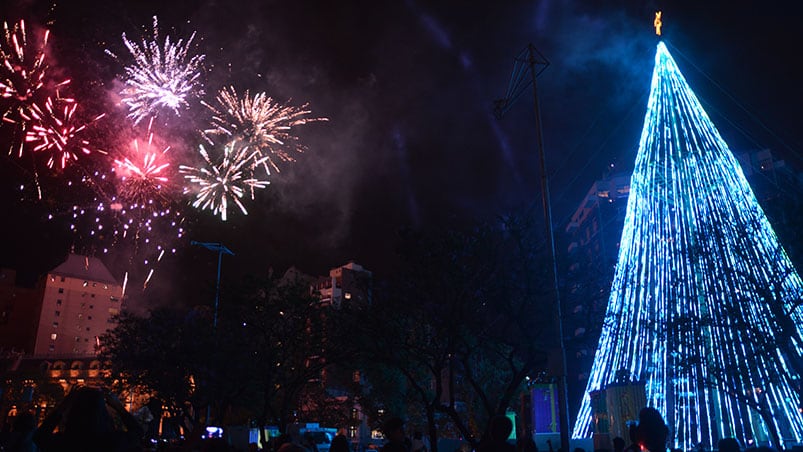 El tradicional símbolo navideño se encendió por octavo año consecutivo. Foto: Lucio Casalla / ElDoce.tv