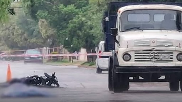 El trágico episodio concluyó con la muerte del joven que iba en moto.
