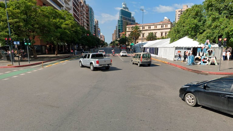 El tránsito es cortado en toda la avenida Hipólito Yrigoyen.