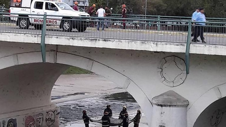El tránsito fue demorado en el Puente Alvear por la tensa situación. Foto: Matías Chávez.