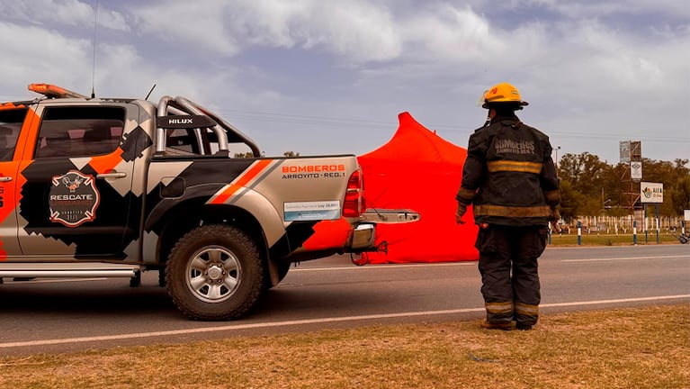 El tránsito fue interrumpido tras el choque fatal. Foto: Bomberos Voluntarios de Arroyito.