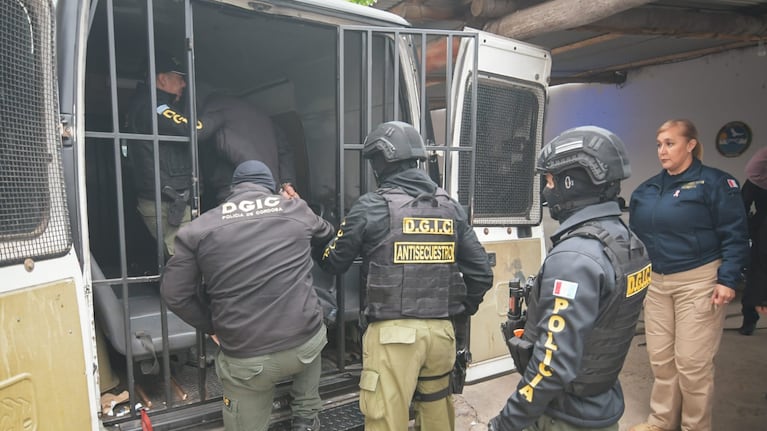 El traslado de Pablo Ezequiel Gómez tras ser detenido por el femicidio de Camila en Cruz del Eje.