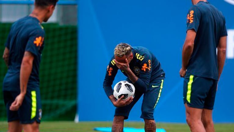 El tremendo gesto de dolor de Neymar que preocupa a Brasil.