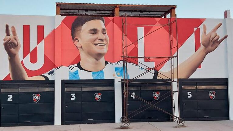 El tremendo mural que le hicieron a Julián Álvarez en Calchín y su reacción