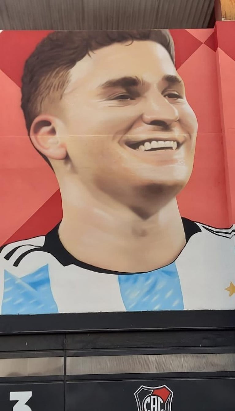 El tremendo mural que le hicieron a Julián Álvarez en Calchín y su reacción