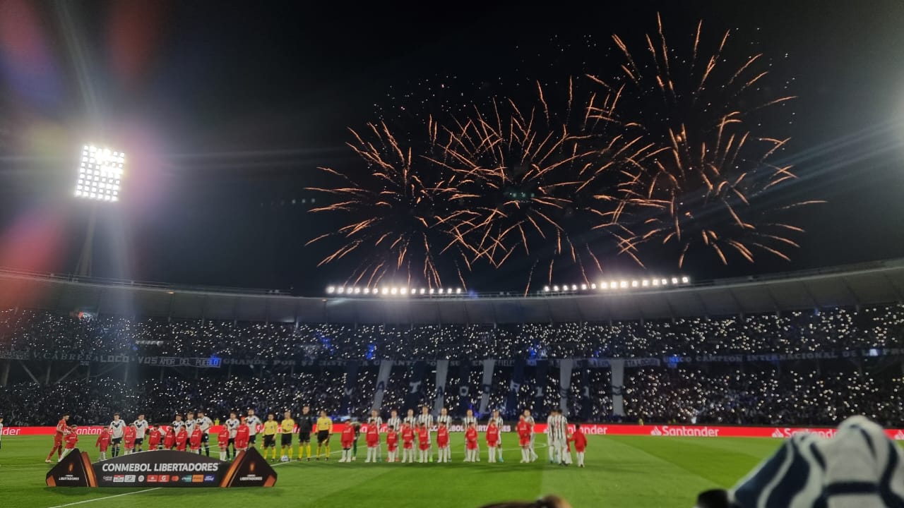 El tremendo recibimiento matador en el Kempes. Foto: Lucho Casalla/El Doce.