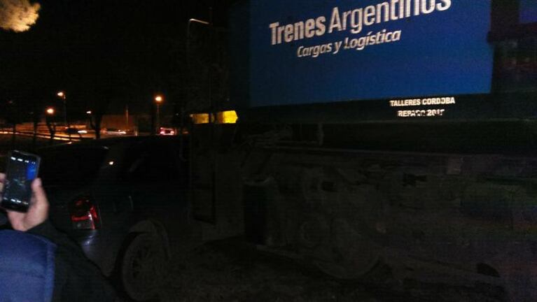 El tren arrastró un auto en Avenida Las Malvinas