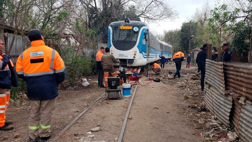 El tren descarriló cuando cruzaba la villa El Nailon. Foto: Néstor Ghino / El Doce.