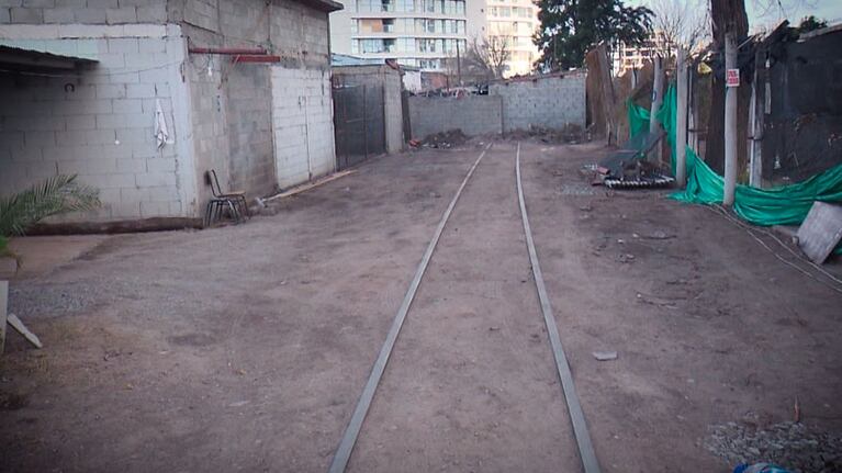 El tren no puede continuar el trayecto debido a las casas que quedaron en medio de las vías.