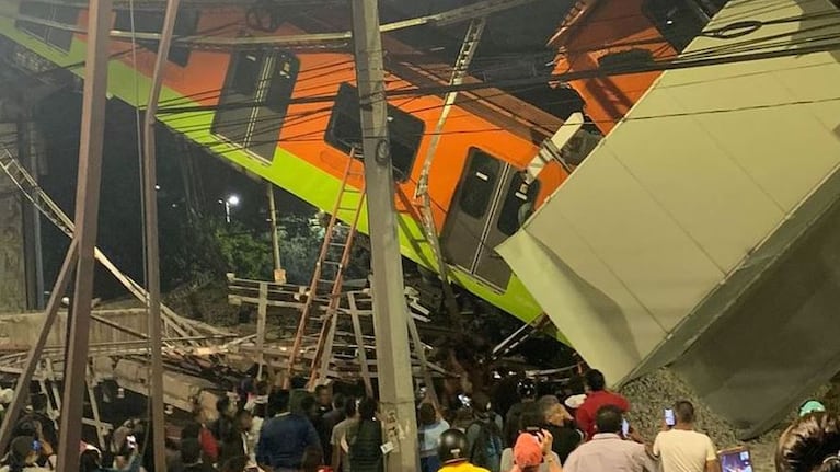 El tren quedó destruido y numerosos cuerpos fueron encontrados dentro.