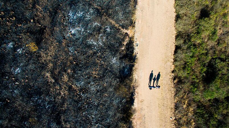 El triste contraste que dejó el incendio en La Falda. Foto: Lucio Casalla / ElDoce.tv.