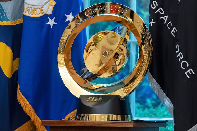 El trofeo del Mundial de Clubes de FIFA se exhibe en el Salón Oval de la Casa Blanca, miércoles 7 mayo, 2025, en Washington. (AP Foto/Mark Schiefelbein)