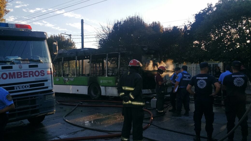 El trolebús se incendió por completo. Foto: Karina Vallori.