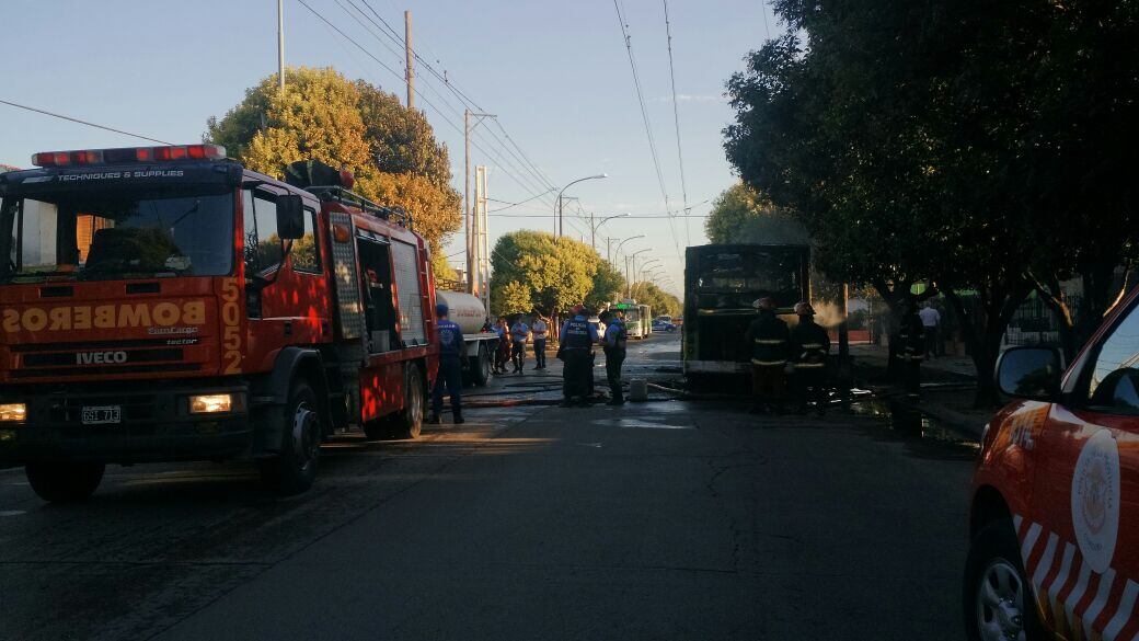 El trolebús se incendió por completo. Foto: Karina Vallori.