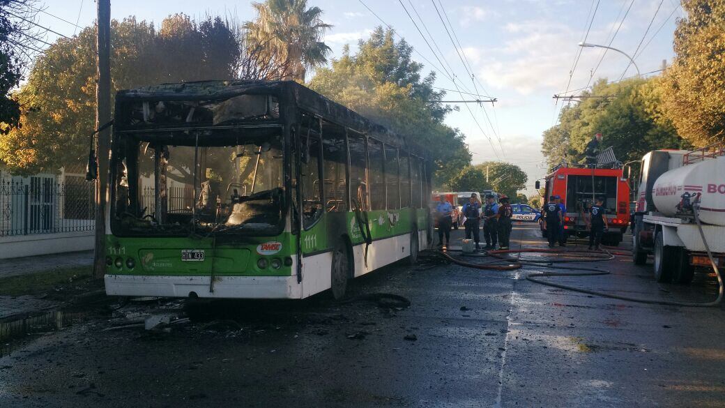 El trolebús se incendió por completo. Foto: Karina Vallori.