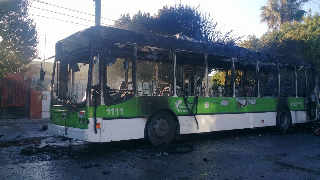 El trolebús se incendió por completo. Foto: Karina Vallori.