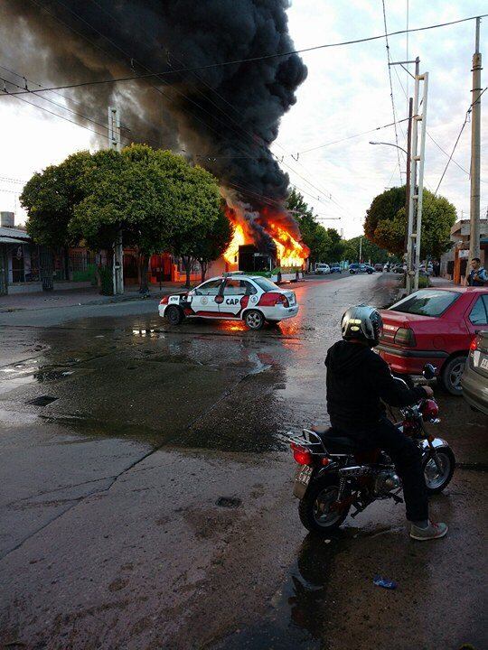 El trolebús se incendió por completo. Foto: Matías Di Stasi.