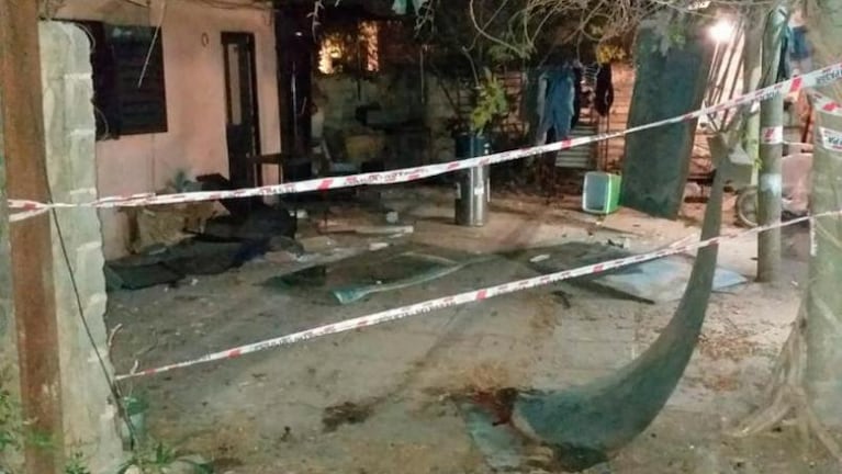 El tubo de oxígeno explotó en el patio de la casa.