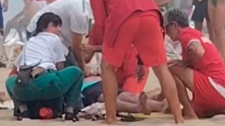 El turista fue reanimado en la playa y trasladado al hospital.