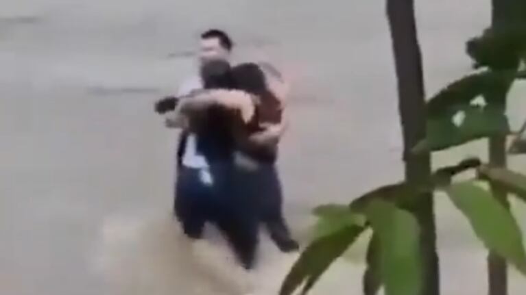 El último abrazo de los amigos que murieron arrastrados por la corriente en Italia.