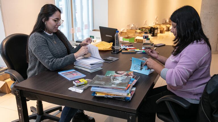 El último año, la Unicameral adquirió 8.855 libros de 79 editoriales locales, distribuidos entre casi 200 bibliotecas, escuelas e instituciones de bien público.