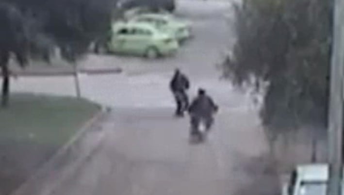 El uniformado se cruzó para detener la marcha y terminó atropellado en la esquina.