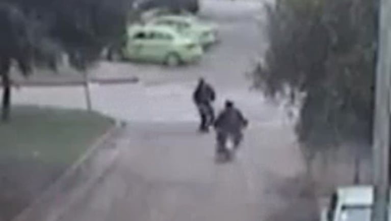 El uniformado se cruzó para detener la marcha y terminó atropellado en la esquina.