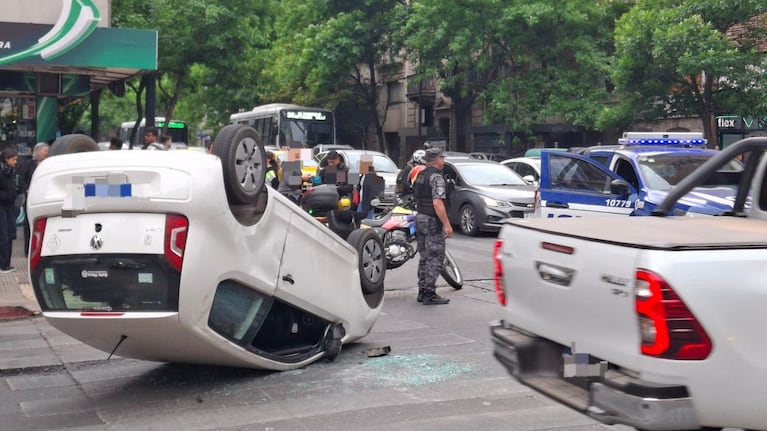 El Up terminó dado vuelta luego de ser chocado de costado.